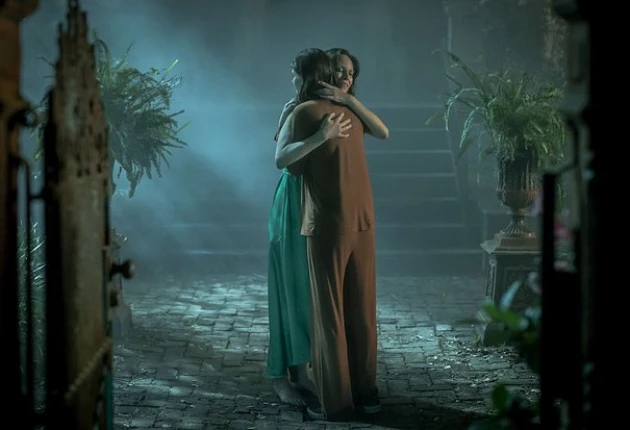 Картинка из 1 сезона сериала Мэйфейрские ведьмы